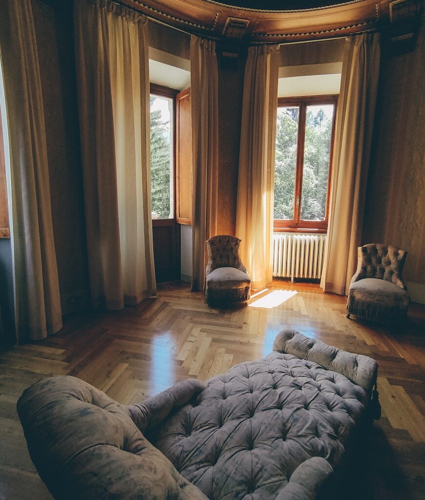 a room with a couch and curtains